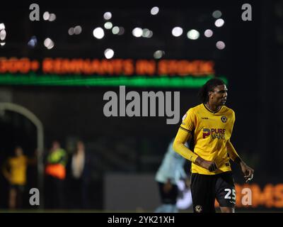 Newport, Regno Unito. 16 novembre 2024. Kyle Hudlin della contea di Newport guarda. Partita di football della EFL League Two, Newport County contro Grimsby Town alla Rodney Parade a Newport, Galles, sabato 16 novembre 2024. Questa immagine può essere utilizzata solo per scopi editoriali. Solo per uso editoriale, foto di Andrew Orchard/Alamy Live news Foto Stock