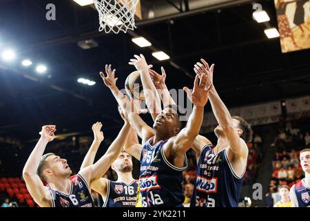 Ostenda, Belgio. 16 novembre 2024. Giocatori del Limburg in azione durante una partita di basket tra BC Oostende e Limburg United, sabato 16 novembre 2024, a Oostende, il giorno 11 del campionato di basket di prima divisione "BNXT League". BELGA FOTO KURT DESPLENTER credito: Belga News Agency/Alamy Live News Foto Stock