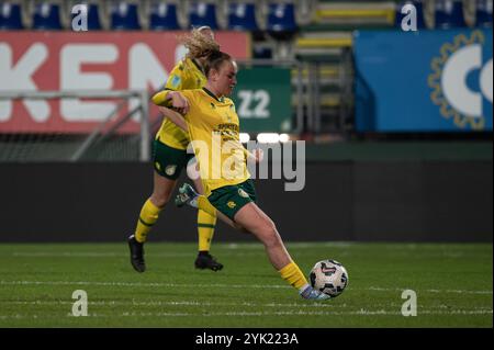 Sittard, Paesi Bassi. 16 novembre 2024. Sittard, Paesi Bassi, 16 novembre 2024: Briony Stauffenberg (23 fortuna Sittard Vrouwen) spara la palla (azione) durante la partita Azerion Vrouwen Eredivisie tra fortuna Sittard Vrouwen e Feyenoord Vrouwen al fortuna Sittard Stadion di Sittard, Paesi Bassi (Martin Pitsch/SPP) credito: SPP Sport Press Photo. /Alamy Live News Foto Stock