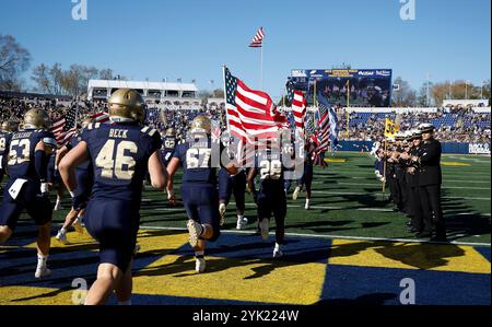 Annapolis, MD, Stati Uniti. 16 novembre 2024. I Navy Midshipmen prendono il campo prima di una partita di football NCAA tra la United States Naval Academy e la Tulane Green Wave al Navy-Marine Corp Memorial Stadium di Annapolis, MD. Justin Cooper/CSM/Alamy Live News Foto Stock