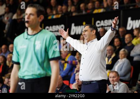 Ostenda, Belgio. 16 novembre 2024. Il capo-allenatore di Oostende Dario Gjergja nella foto durante una partita di basket tra BC Oostende e Limburg United, sabato 16 novembre 2024, a Oostende, il giorno 11 del campionato di basket di prima divisione "BNXT League". BELGA FOTO KURT DESPLENTER credito: Belga News Agency/Alamy Live News Foto Stock