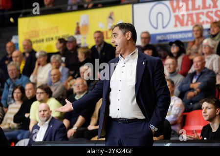 Ostenda, Belgio. 16 novembre 2024. Il capo-allenatore di Oostende Dario Gjergja nella foto durante una partita di basket tra BC Oostende e Limburg United, sabato 16 novembre 2024, a Oostende, il giorno 11 del campionato di basket di prima divisione "BNXT League". BELGA FOTO KURT DESPLENTER credito: Belga News Agency/Alamy Live News Foto Stock