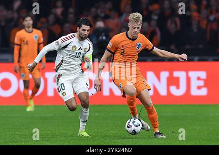 Amsterdam, Germania. 16 novembre 2024. Fussball UEFA Nations League Niederlande - Ungarn am 16.11.2024 in der Johan Cruijff Arena di Amsterdam Dominik Szobozlai ( Ungarn ), Links - Lutsharel Geertruida ( Niederlande ), rechts foto: Revierfoto crediti: ddp media GmbH/Alamy Live News Foto Stock