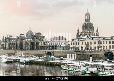 Navi a vapore sulla Terrassenufer Dresda in inverno, Sassonia, Germania Foto Stock