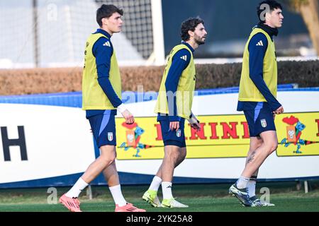 Pietro Comuzzo, Manuel Locatelli e Alessandro bastoni in azione durante una sessione di formazione in Italia presso il Centro di formazione BPER di Appiano gentile il 16 novembre 2024 a Como Foto Stock