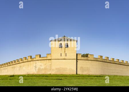 Mura e torre ricostruite della Colonia Ulpia Traiana romana nel Parco Archeologico di Xanten, basso Reno, Renania settentrionale-Vestfalia, tedesco Foto Stock