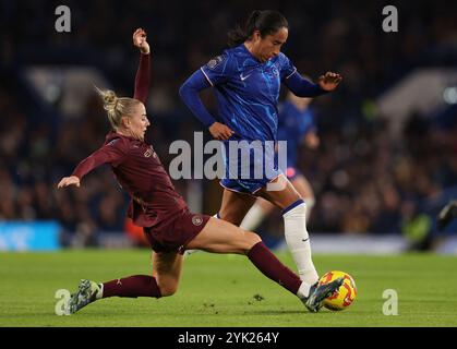 Londra, Regno Unito. 16 novembre 2024. Alex Greenwood del Manchester City e Mayra Ramírez del Chelsea sfidano il pallone durante la partita di fa Women's Super League allo Stamford Bridge di Londra. Il credito per immagini dovrebbe essere: Paul Terry/Sportimage Credit: Sportimage Ltd/Alamy Live News Foto Stock