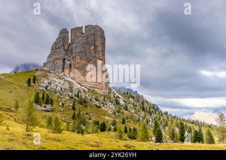 Le cinque Torri sono un gruppo di torri rocciose caratteristiche che offrono paesaggi alpini spettacolari. Formazioni rocciose uniche, picco robusto Foto Stock