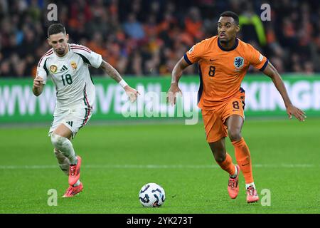 Amsterdam, Germania. 16 novembre 2024. Fussball UEFA Nations League Niederlande - Ungarn am 16.11.2024 in der Johan Cruijff Arena di Amsterdam Zsolt Nagy ( Ungarn ), links - Ryan Gravenberch ( Niederlande ), rechts foto: Revierfoto credito: ddp media GmbH/Alamy Live News Foto Stock