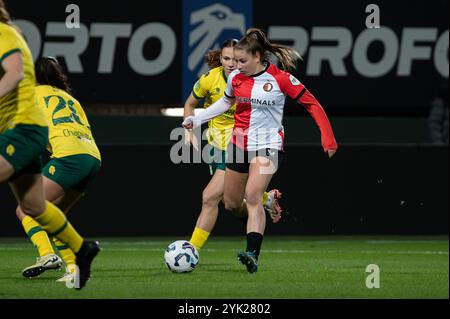 Sittard, Paesi Bassi. 16 novembre 2024. Sittard, Paesi Bassi, 16 novembre 2024: Tess van Bentem (21 Feyenoord Vrouwen) controlla la palla (azione) durante la partita Azerion Vrouwen Eredivisie tra fortuna Sittard Vrouwen e Feyenoord Vrouwen al fortuna Sittard Stadion di Sittard, Paesi Bassi (Martin Pitsch/SPP) credito: SPP Sport Press Photo. /Alamy Live News Foto Stock