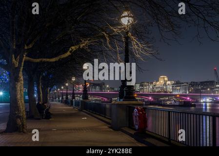 Nikon D600 foto notturne su un treppiede di paesaggi urbani a Londra Foto Stock