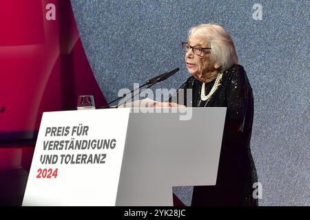 Preisverleihung fuer Verständigung und Toleranz Margot Friedlaender Ankunft, blauer Teppichc zur Preisverleihung fuer Verständigung und Toleranz im Jüdischen Museum di Berlino, AM 16.11.2024 *** cerimonia di premiazione per la comprensione e la tolleranza Margot Friedlaender Arrival, tappeto blu per la cerimonia di premiazione per la comprensione e la tolleranza al Museo Ebraico di Berlino, il 16 11 2024 Photopress Mueller Foto Stock