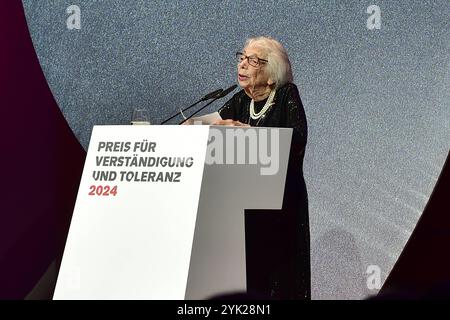 Preisverleihung fuer Verständigung und Toleranz Margot Friedlaender Ankunft, blauer Teppichc zur Preisverleihung fuer Verständigung und Toleranz im Jüdischen Museum di Berlino, AM 16.11.2024 *** cerimonia di premiazione per la comprensione e la tolleranza Margot Friedlaender Arrival, tappeto blu per la cerimonia di premiazione per la comprensione e la tolleranza al Museo Ebraico di Berlino, il 16 11 2024 Photopress Mueller Foto Stock