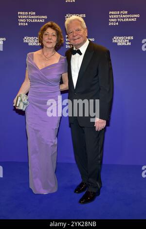 Preisverleihung fuer Verständigung und Toleranz Joachim Gauck mit Daniela Schadt Preisverleihung fuer Verständigung und Toleranz im Jüdischen Museum di Berlino, AM 16.11.2024 *** cerimonia di premiazione per la comprensione e la tolleranza Joachim Gauck con Daniela Schadt Award Ceremony for Understanding and Tolerance presso il Museo ebraico di Berlino, il 16 11 2024 Photopress Mueller Foto Stock