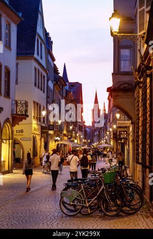 Grand Rue con vista su St. Pierre-le-Vieux a Strasburgo, nel dipartimento di Bas-Rhin nella regione Grand Est dell'Alsazia in Francia Foto Stock
