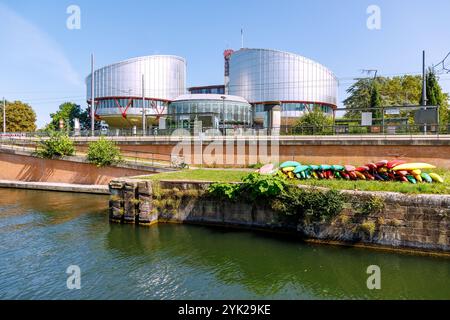 Palais des Droits de l&#39;Homme (Corte europea dei diritti dell'uomo) dell'architetto Richard Rogers con gli edifici rotondi come simbolo delle scale di ju Foto Stock