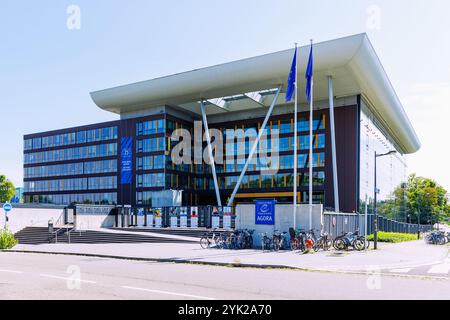 Agora, costruzione del Conseil de l'Europa (Consiglio d'Europa), con bandiere dell'UE nel quartiere Européen (quartiere europeo) di Strasburgo in Foto Stock