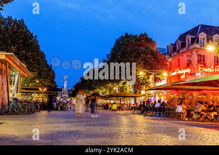 Place Drouet d'Erlon con caffetterie, ristoranti e Fontaine la Subé a Reims, nella regione vinicola dello Champagne nel dipartimento della Marna nel Gra Foto Stock