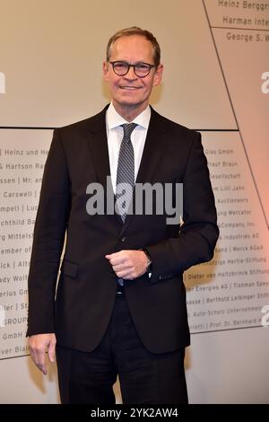 Preisverleihung fuer Verständigung und Toleranz Michael Mueller Ankunft, blauer Teppichc zur Preisverleihung fuer Verständigung und Toleranz im Jüdischen Museum di Berlino, AM 16.11.2024 *** cerimonia di premiazione per l'intesa e la tolleranza Michael Mueller arrivo, moquette blu per la cerimonia di premiazione per la comprensione e la tolleranza al Museo ebraico di Berlino, il 16 11 2024 Photopress Mueller Foto Stock