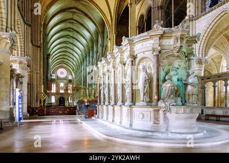 Interno della basilica di Saint-Remi con il santuario di San Remigio nel coro romanico-gotico di Reims, nella regione vinicola di Champagne in Foto Stock