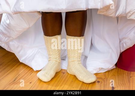 Abito da sposa con calzini in lana bianca per un matrimonio invernale confortevole e confortevole Foto Stock