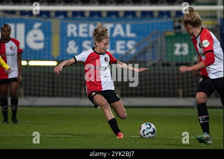 Sittard, Paesi Bassi. 16 novembre 2024. Sittard, Paesi Bassi, 16 novembre 2024: Jarne Teulings (7 Feyenoord Vrouwen) spara la palla (azione) durante la partita Azerion Vrouwen Eredivisie tra fortuna Sittard Vrouwen e Feyenoord Vrouwen al fortuna Sittard Stadion di Sittard, Paesi Bassi (Martin Pitsch/SPP) credito: SPP Sport Press Photo. /Alamy Live News Foto Stock