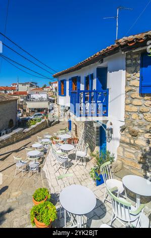 Vista sulla città di Afitos, si trova tra Nea Fokea e Kallithea e appartiene al comune di Kassandra, Calcidica, in Grecia Foto Stock