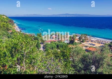 Vista sulla città di Afitos, si trova tra Nea Fokea e Kallithea e appartiene al comune di Kassandra, Calcidica, in Grecia Foto Stock