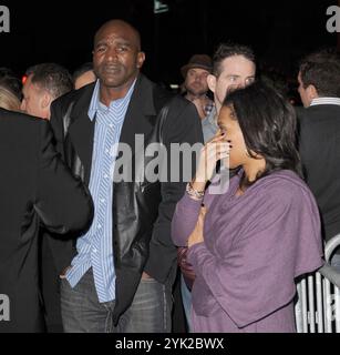 MIAMI BEACH, FL - FEBBRAIO 05: (COPERTURA ESCLUSIVA) il grande pugilato Evander Holyfield è costretto a rimanere fuori dalle corde mentre tenta di entrare nel Maxim Party. Prima l'orecchio si e' distolto, ora questo. Alla fine il campione e i suoi ospiti sono entrati nella festa, ma solo dopo che i paparazzi hanno detto al genio che lavorava alla porta chi era. Il campione e i suoi ospiti sembravano piuttosto infastiditi dal fatto che fossero stati trattati così male. Il 5 febbraio 2010 a Miami Beach, Florida. Persone: Evander Holyfield Foto Stock