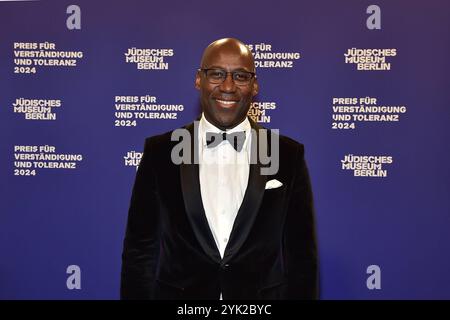 Preisverleihung fuer Verständigung und Toleranz Joe Chialo Ankunft, blauer Teppichc zur Preisverleihung fuer Verständigung und Toleranz im Jüdischen Museum di Berlino, AM 16.11.2024 *** cerimonia di premiazione per l'intesa e la tolleranza arrivo di Joe Chialo, moquette blu per la cerimonia di premiazione per la comprensione e la tolleranza al Museo Ebraico di Berlino, il 16 11 2024 Photopress Mueller Foto Stock