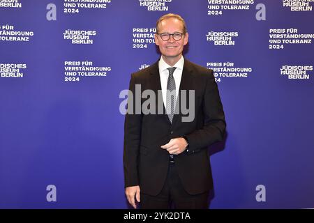 Preisverleihung fuer Verständigung und Toleranz Michael Mueller Ankunft, blauer Teppich zur Preisverleihung fuer Verständigung und Toleranz im Jüdischen Museum di Berlino, AM 16.11.2024 *** cerimonia di premiazione per l'intesa e la tolleranza arrivo Michael Mueller, tappeto blu per la cerimonia di premiazione per la comprensione e la tolleranza al Museo ebraico di Berlino, il 16 11 2024 Photopress Mueller Foto Stock