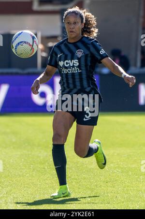 Washington, Stati Uniti. 16 novembre 2024. WASHINGTON, DC - 16 NOVEMBRE: Il difensore del Washington Spirit Casey Krueger (3) sul pallone durante la semifinale della NWSL tra il Washington Spirit e il NJ/NY Gotham FC il 16 novembre 2024, all'Audi Field di Washington DC. (Foto di Tony Quinn/SipaUSA) credito: SIPA USA/Alamy Live News Foto Stock