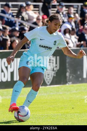 Washington, Stati Uniti. 16 novembre 2024. WASHINGTON, DC - 16 NOVEMBRE: Il difensore del NJ/NY Gotham FC Bruninha (3) sul pallone durante la semifinale della NWSL tra Washington Spirit e NJ/NY Gotham FC il 16 novembre 2024, all'Audi Field di Washington DC. (Foto di Tony Quinn/SipaUSA) credito: SIPA USA/Alamy Live News Foto Stock