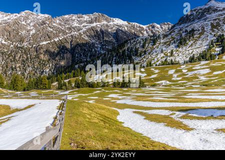 Puez Odle nel paesaggio panoramico delle Dolomiti con aspre cime, prati alpini e suggestive formazioni rocciose. Splendida vista sulle montagne Foto Stock