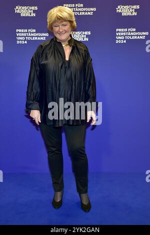 Preisverleihung fuer Verständigung und Toleranz Monika Grütters Ankunft, blauer Teppichc zur Preisverleihung fuer Verständigung und Toleranz im Jüdischen Museum di Berlino, AM 16.11.2024 *** cerimonia di premiazione per l'intesa e la tolleranza Monika Grütters Arrival, moquette blu per la cerimonia di premiazione per la comprensione e la tolleranza al Museo Ebraico di Berlino, il 16 11 2024 Photopress Mueller Foto Stock