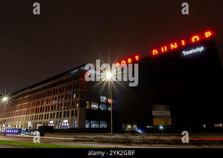 L'ex fabbrica di pneumatici, Fort Dunlop di notte a Birmingham, West Midlands, Regno Unito Foto Stock