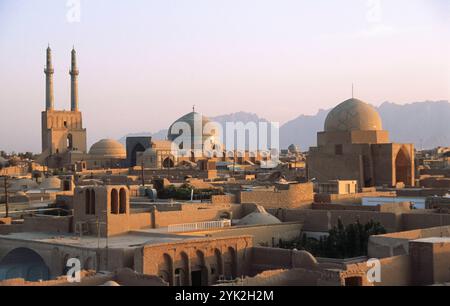 Skyline della città vecchia al tramonto. Yazd. Iran Foto Stock