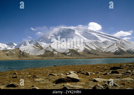 Lago Karakul. Monte Muztagh Ata. Montaggi Pamir. Xinjiang. Cina. Foto Stock