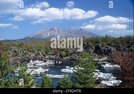 Vulcano Sakurajima, barche da pesca. Kagoshima. Kyushu. Giappone. Foto Stock