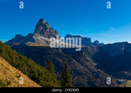 Tre Cime di Lavaredo nelle Dolomiti popolare gruppo montuoso noto per le sue distinte e torreggianti vette. Ideale per la fotografia, con paesaggi spettacolari Foto Stock