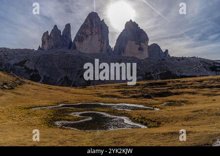 Tre Cime di Lavaredo nelle Dolomiti popolare gruppo montuoso noto per le sue distinte e torreggianti vette. Ideale per la fotografia, con paesaggi spettacolari Foto Stock