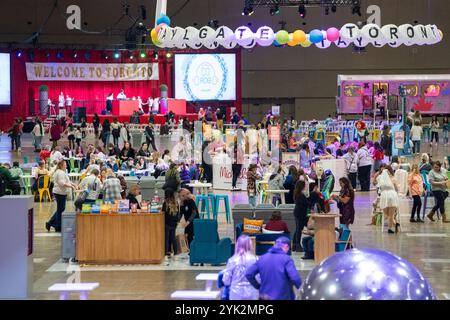 Toronto, Canada. 15 novembre 2024. Persone e venditori visti durante il Taylgate '24 al Metro Convention Centre. Taylgate '24 è un'esperienza di fan a tema Taylor Swift a Toronto che si tiene insieme ai suoi sei concerti sold-out. L'evento offre attività come cantautori, DJ set e braccialetti di amicizia, creando un centro celebrativo per gli Swifties di tutte le età. (Foto di Shawn Goldberg/SOPA Images/Sipa USA) credito: SIPA USA/Alamy Live News Foto Stock