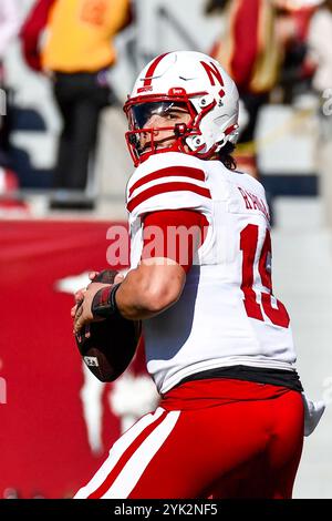 Los Angeles, CA. 16 novembre 2024. Il quarterback dei Nebraska Cornhuskers Dylan Raiola (15) in azione nel primo quarto durante la partita di football NCAA tra i Nebraska Cornhuskers e gli USC Trojans al Coliseum di Los Angeles, California. Credito fotografico obbligatorio: Louis Lopez/Cal Sport Media/Alamy Live News Foto Stock