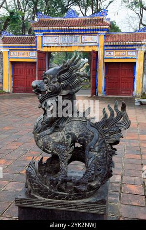 Vietnam, Hue, Cittadella, recinto imperiale, statua, cancello Foto Stock