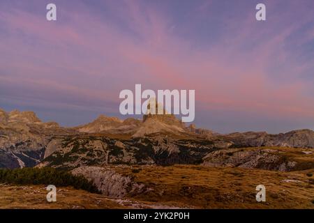 Tre Cime di Lavaredo nelle Dolomiti popolare gruppo montuoso noto per le sue distinte e torreggianti vette. Ideale per la fotografia, con paesaggi spettacolari Foto Stock