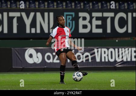 Sittard, Paesi Bassi. 16 novembre 2024. Sittard, Paesi Bassi, 16 novembre 2024: Celainy Obispo (5 Feyenoord Vrouwen) passa la palla durante la partita Azerion Vrouwen Eredivisie tra fortuna Sittard Vrouwen e Feyenoord Vrouwen al fortuna Sittard Stadion di Sittard, Paesi Bassi (Martin Pitsch/SPP) credito: SPP Sport Press Photo. /Alamy Live News Foto Stock