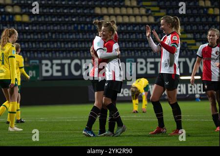 Sittard, Paesi Bassi. 16 novembre 2024. Sittard, Paesi Bassi, 16 novembre 2024: Giocatori del Feyenoord Vrouwen durante la partita Azerion Vrouwen Eredivisie tra fortuna Sittard Vrouwen e Feyenoord Vrouwen al fortuna Sittard Stadion di Sittard, Paesi Bassi (Martin Pitsch/SPP) credito: SPP Sport Press Photo. /Alamy Live News Foto Stock