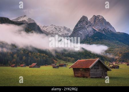 Mattina nebbiosa a Garmisch-Partenkirchen, Alpi Bavaresi, Germania Foto Stock