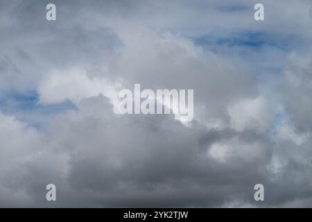 Progettazione grafica dello sfondo con sovrapposizione di paesaggi cloud, nell'entroterra australiano. Foto Stock