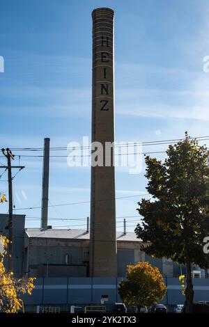 Insegna Heinz su una pila presso l'impianto Highbury Canco in Oak Street East nel centro di Leamington, Ontario, Canada Foto Stock